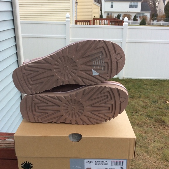🔥HP🎉🎊 UGG  Mini Bailey Bow II Metallic - Picture 6 of 8